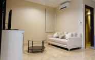 Ruang Umum 2 Comfy and Best North 1BR L'Avenue Apartment By Travelio