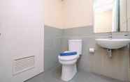 Toilet Kamar 6 Best Rate 2BR at Kebayoran Icon Apartment near Gandaria City By Travelio