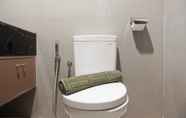 Toilet Kamar 4 New Furnished Studio near Puri Indah at West Vista Apartment By Travelio