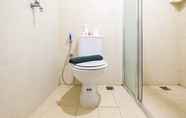 Toilet Kamar 5 1BR near Kota Kasablanka at The Wave Apartment By Travelio