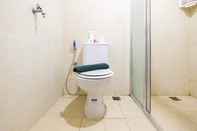 Toilet Kamar 1BR near Kota Kasablanka at The Wave Apartment By Travelio