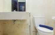 Toilet Kamar 7 Posh 2BR Apartment at The Empyreal Condominium Epicentrum By Travelio