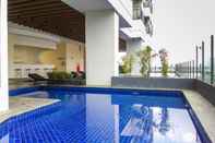 สระว่ายน้ำ Studio Best Rate near Gandaria City at Kebayoran Icon Apartment By Travelio