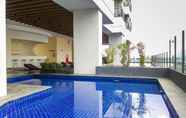 Kolam Renang 6 Studio Best Rate near Gandaria City at Kebayoran Icon Apartment By Travelio