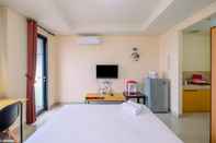 Ruang untuk Umum Studio Best Rate near Gandaria City at Kebayoran Icon Apartment By Travelio