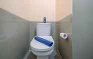 Toilet Kamar 5 Studio Best Rate near Gandaria City at Kebayoran Icon Apartment By Travelio