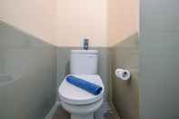 Toilet Kamar Studio Best Rate near Gandaria City at Kebayoran Icon Apartment By Travelio