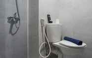 Toilet Kamar 4 Modern Cozy Studio at Taman Melati Apartment By Travelio