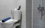 Toilet Kamar 4 Modern Studio Apartment at Taman Melati By Travelio