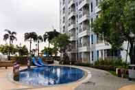 Swimming Pool Comfy Studio at Anderson Tower Supermall Mansion Apartment By Travelio