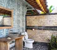 ห้องน้ำภายในห้อง 4 TS HUT LEMBONGAN