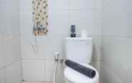 Toilet Kamar 4 Well Appointed and Comfortable Studio Apartment Supermall Mansion By Travelio