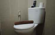 Toilet Kamar 6 Cozy Studio Apartment near UNPAD at Taman Melati Jatinangor By Travelio