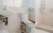 Toilet Kamar 6 2BR near Shopping Centre at Green Central City Apartment By Travelio