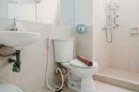 Toilet Kamar 2BR near Shopping Centre at Green Central City Apartment By Travelio