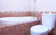 Toilet Kamar 6 Homey 2BR Apartment Palazzo/Grand Palace Kemayoran By Travelio