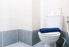 Bilik Mandi dalam Bilik 5 Simply and Homey Studio Akasa Apartment By Travelio