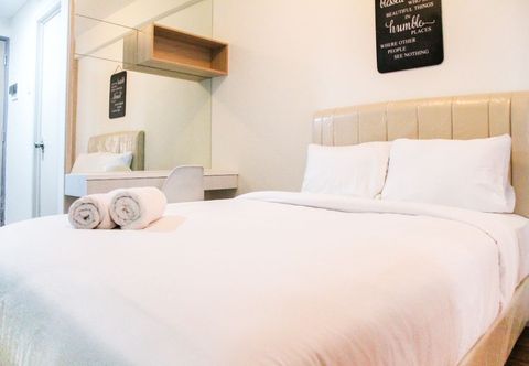 침실 Cozy and Elegant Studio Akasa Apartment By Travelio