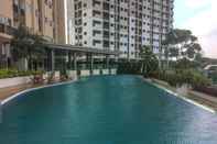 Kolam Renang Elegant and Clean 1BR at The Oasis Apartment By Travelio