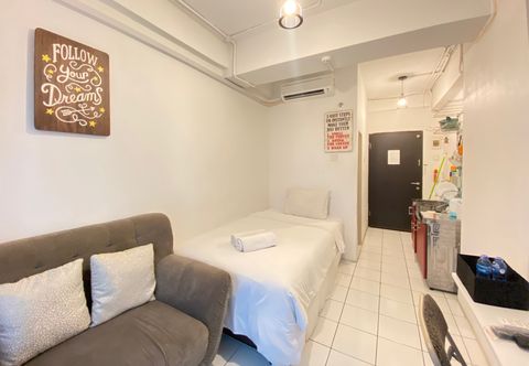 Bedroom Cozy Studio Room Apartment at Grand Asia Afrika By Travelio