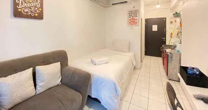 Kamar Tidur Cozy Studio Room Apartment at Grand Asia Afrika By Travelio