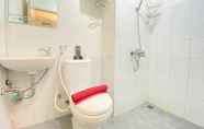 Toilet Kamar 5 Cozy Studio Room Apartment at Grand Asia Afrika By Travelio