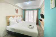 Kamar Tidur Comfy and Modern Studio Room at Grand Asia Afrika Apartment By Travelio