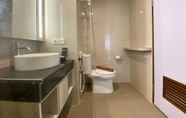 Toilet Kamar 4 Spacious and Modern Studio Room at Green Kosambi Apartment By Travelio