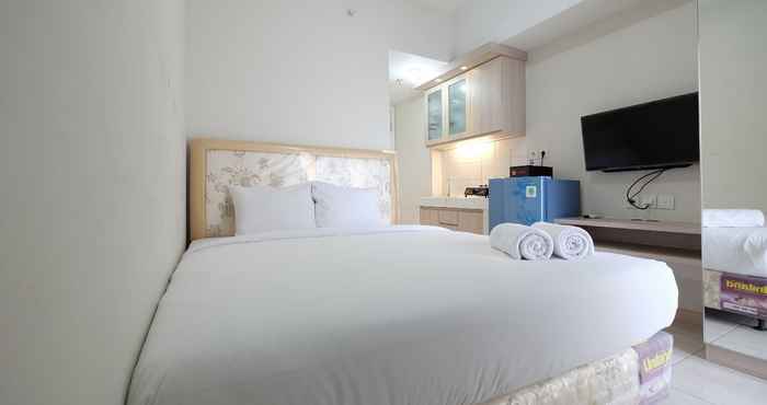 Phòng ngủ Minimalist Studio Room Apartment at The Springlake Sumarecon Bekasi By Travelio