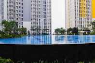 Kolam Renang Minimalist Studio Room Apartment at The Springlake Sumarecon Bekasi By Travelio