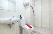 In-room Bathroom 5 2BR Relaxing Apartment at The Springlake Summarecon By Travelio