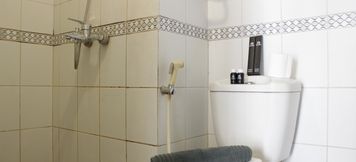 Bilik Mandi dalam Bilik 5 Pool View 2BR at The Jarrdin Cihampelas Apartment By Travelio