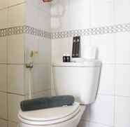 Toilet Kamar 5 Pool View 2BR at The Jarrdin Cihampelas Apartment By Travelio