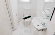 In-room Bathroom 4 Comfort Studio No Kitchen at Aeropolis Residence Apartment By Travelio