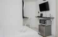 Ruang Umum 3 Calm and Cozy Studio No Kitchen Apartment at Aeropolis Residence By Travelio