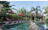 Kolam Renang 2 Bucu Guest House