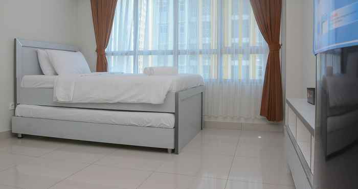 ห้องนอน Simply and Elegant Apartment Studio at Springlake Summarecon  By Travelio