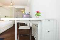 พื้นที่สาธารณะ Minimalist Studio with Mall Access at Bassura City Apartment By Travelio