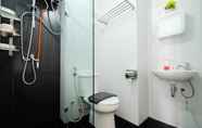 Toilet Kamar 5 Minimalist Studio with Mall Access at Bassura City Apartment By Travelio