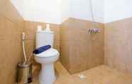 In-room Bathroom 5 Modern Studio near to Shopping Center at Green Pramuka City Apartment By Travelio