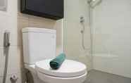 Toilet Kamar 5 1BR Apartment Best Location at Ciputra International By Travelio 