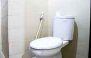 Toilet Kamar 4 Elegant and Cozy 1BR Apartment Belmont Residence By Travelio
