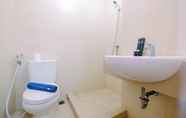 Toilet Kamar 5 Simple Furnished Studio at Maple Park Apartment By Travelio