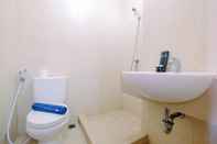 Toilet Kamar Simple Furnished Studio at Maple Park Apartment By Travelio