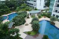 Kolam Renang Woodland Park Residence 1BR Apartement Kalibata View Swimming Pool By Travelio