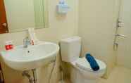 Toilet Kamar 7 Woodland Park Residence 1BR Apartement Kalibata View Swimming Pool By Travelio