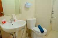 Toilet Kamar Woodland Park Residence 1BR Apartement Kalibata View Swimming Pool By Travelio