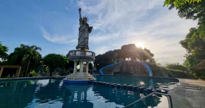 Kolam Renang Libertyland Waterpark Resort by Cocotel