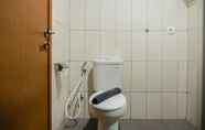 Toilet Kamar 7 Luxurious 1BR Apartment At Dago Suites By Travelio