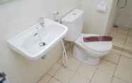 Toilet Kamar 6 Homey and Comfortable 2BR Apartment at M-Town Residence By Travelio